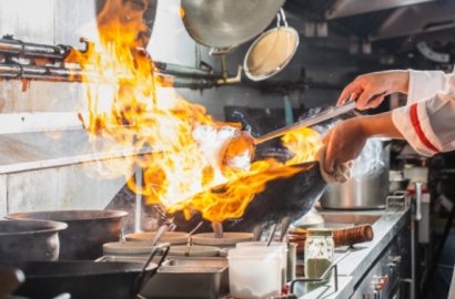 為什么有人愿意出國(guó)做廚師？工資高，待遇好，受尊重？